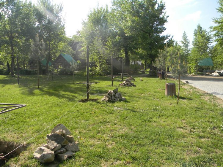На території бази розміщено зонтики і лежаки