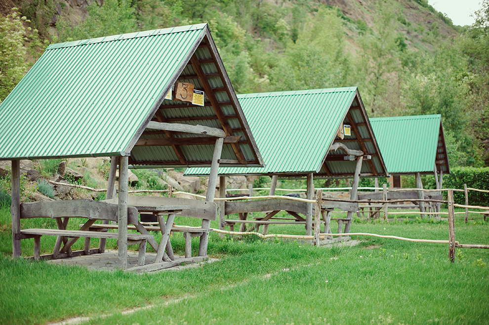 Альтанки на території розважально-готельного комплексу "Чорна Гора"