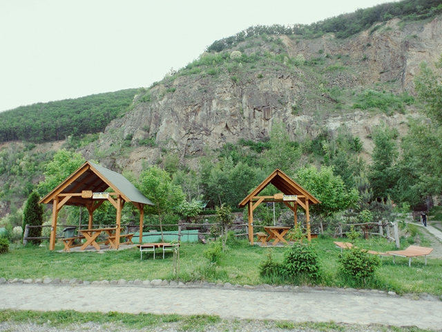 Альтанки на території розважально-готельного комплексу "Чорна Гора"