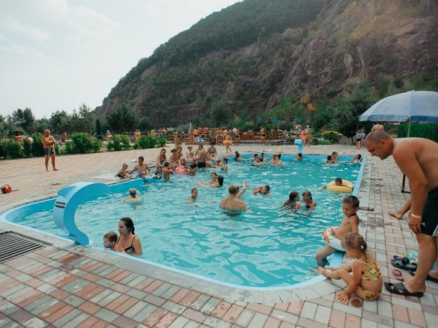 Розважально-готельний комплекс "Чорна Гора" літом