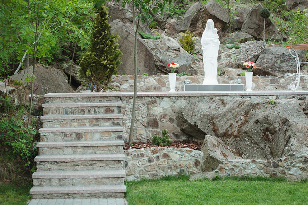Освячення статуї присвятої Богородиці на території розважально-готельного комплексу "Чорна Гора"