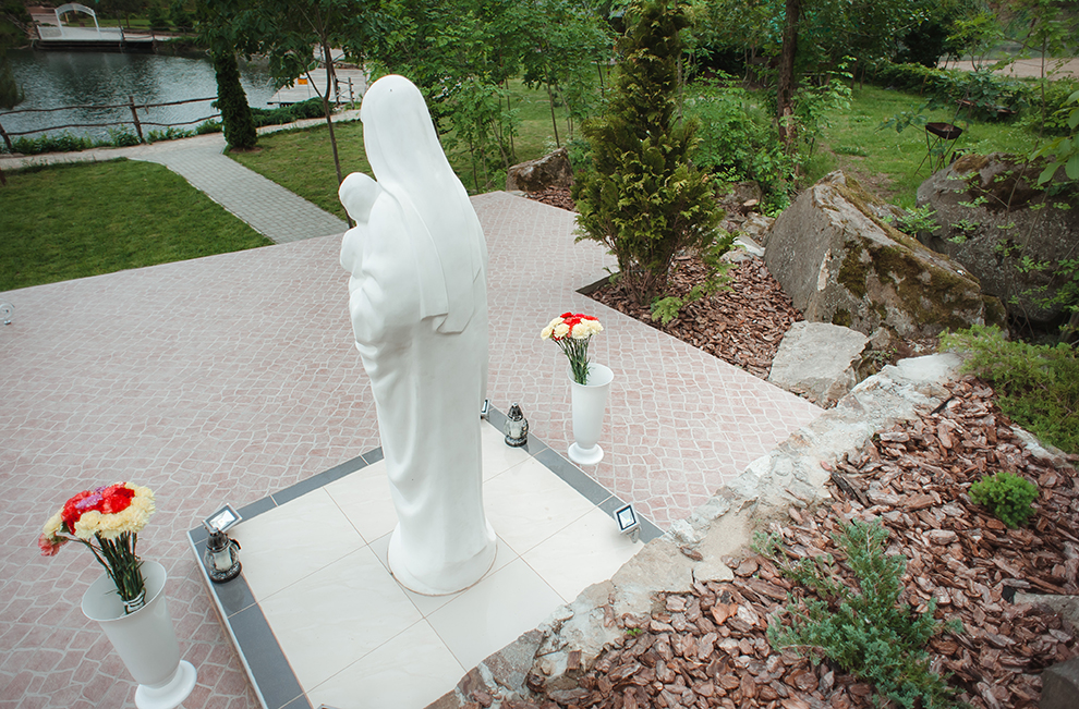 Освячення статуї присвятої Богородиці на території розважально-готельного комплексу "Чорна Гора"