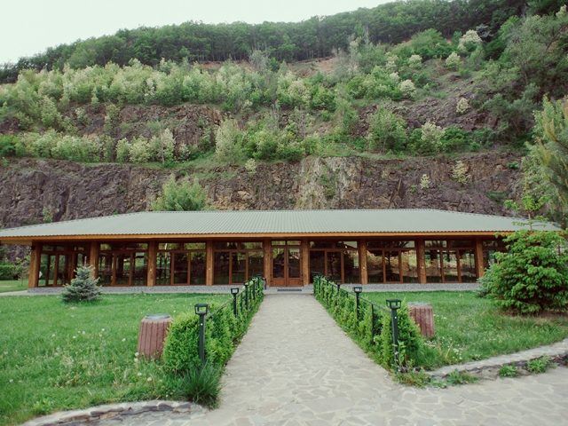 Готельно-розважальний комплекс "Чорна Гора" весною.