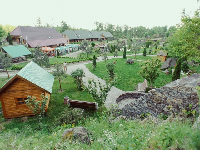 Готельно-розважальний комплекс "Чорна Гора" весною.