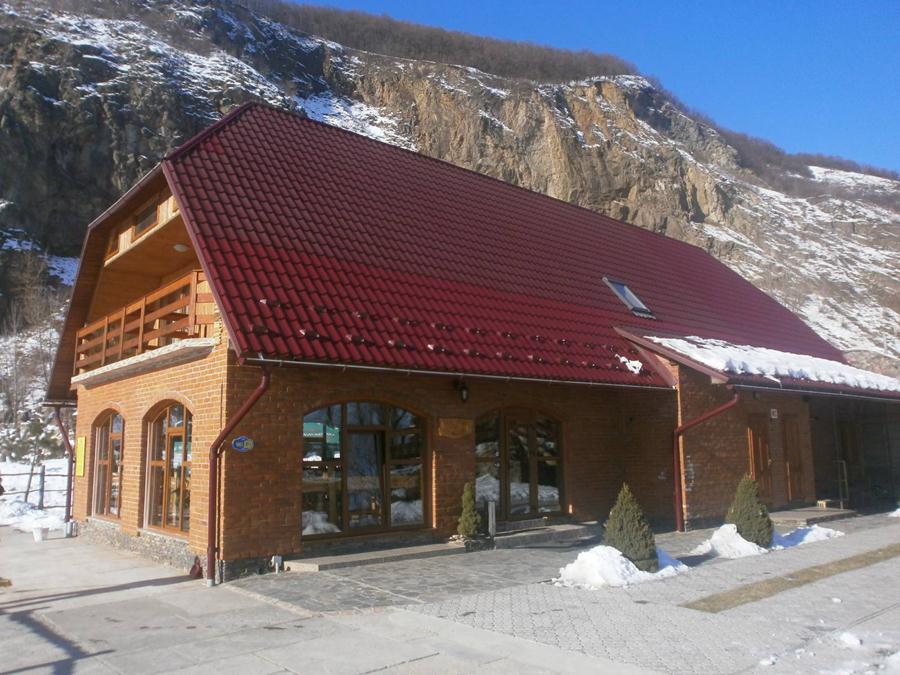 Зима на території розважально-готельного комплексу "Чорна Гора"