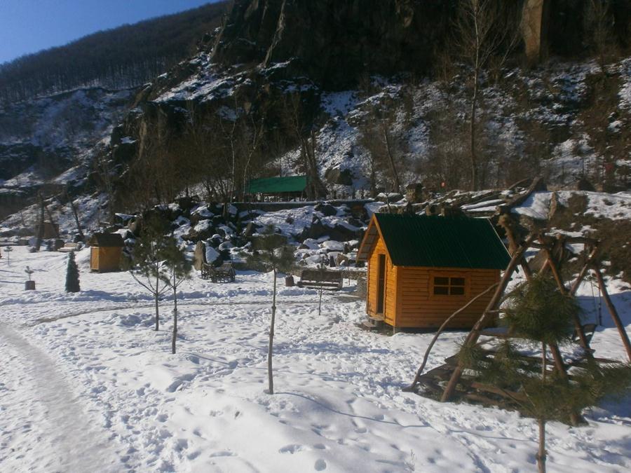 Зима на території розважально-готельного комплексу "Чорна Гора"